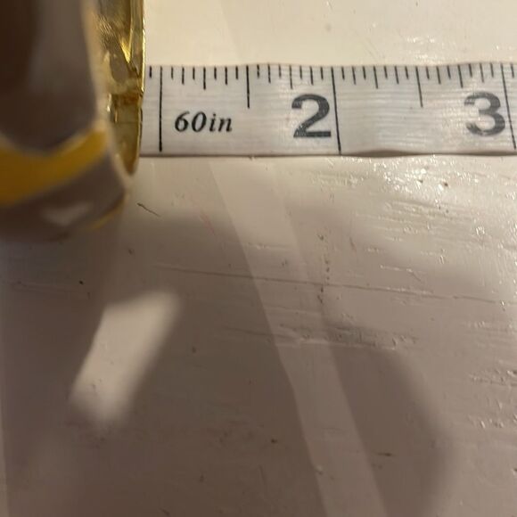 Vintage 3” x 1” signed “BR” (Bassett Jewelry)yellow/mauve hinged bangle bracelet - Picture 10 of 11